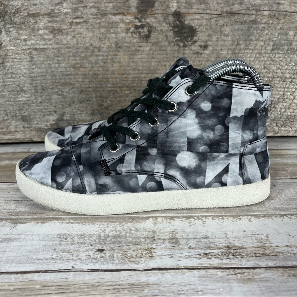 Women’s Toms Size 6